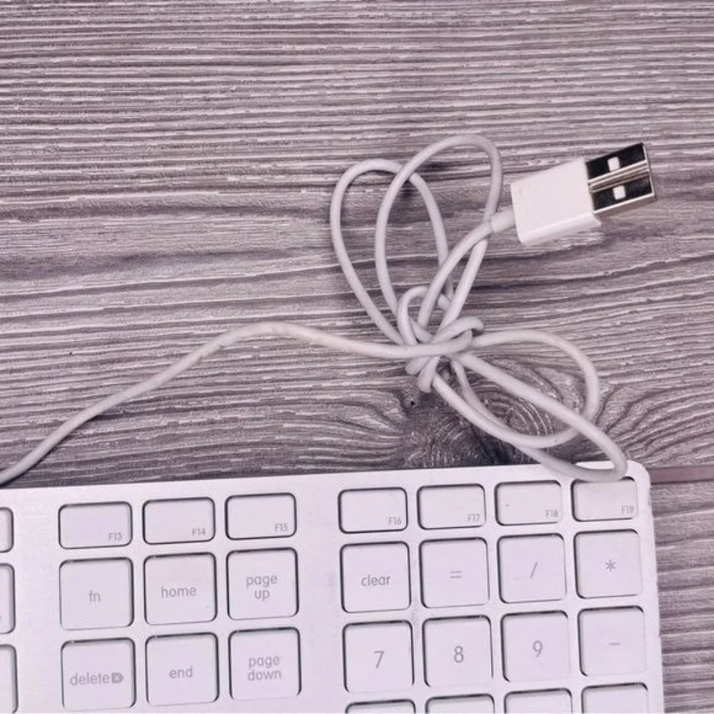 Apple A1243 USB Wired Aluminum Keyboard for office / electronics computer works